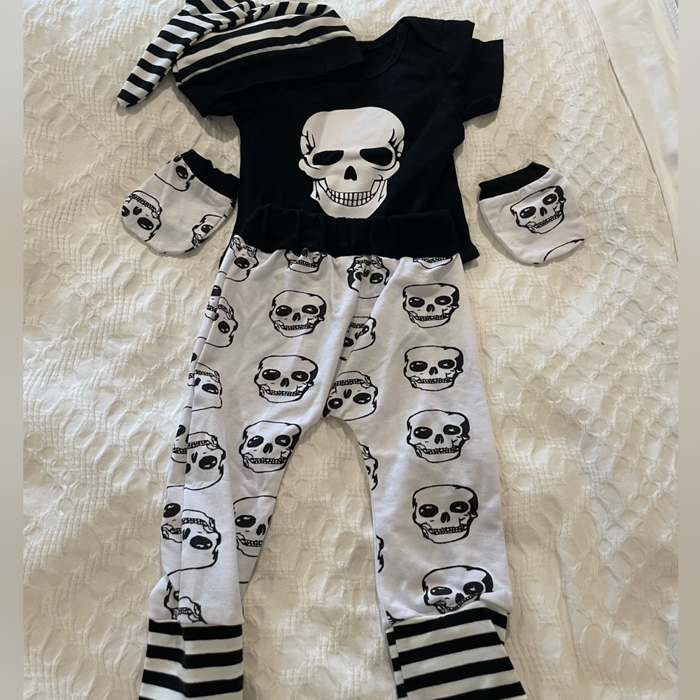 NWT Skull baby outfit